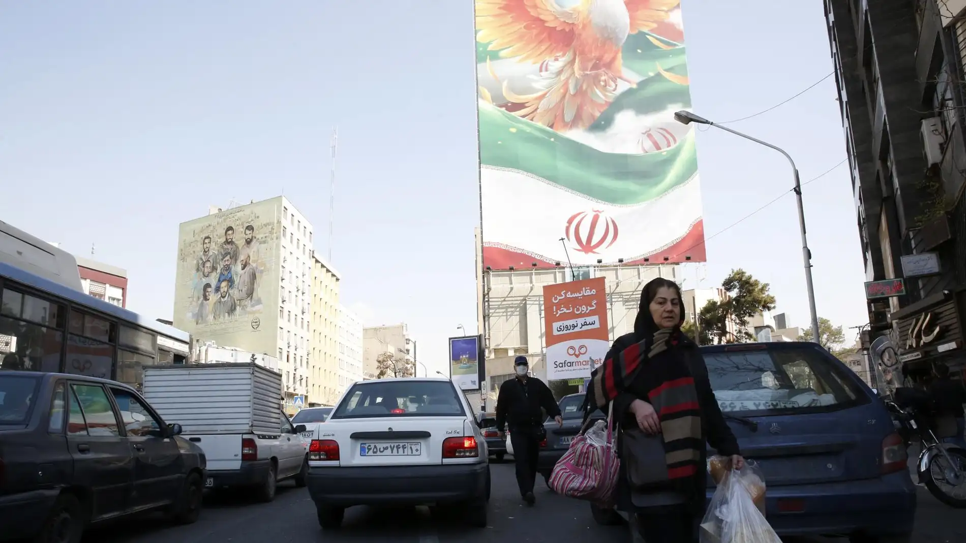 Iraníes caminan por el centro de Teherán, la capital del país. 