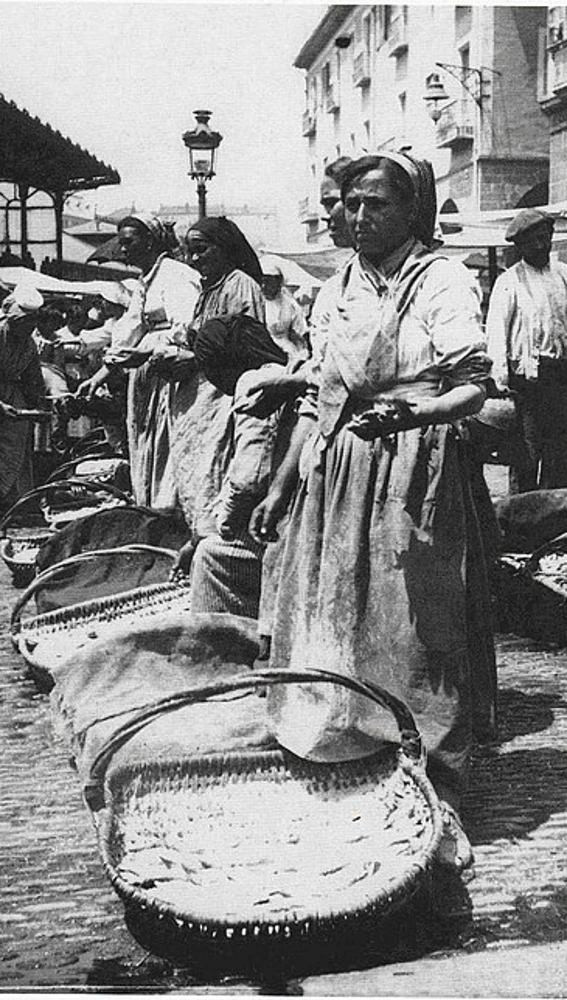 Mujeres en el mercado, fotografía de Eulalia de Abaitua Mujeres en el mercado, fotografía de Eulalia de Abaitua