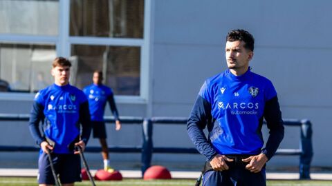 Alex Mu&ntilde;oz alivia la defensa del Levante UD