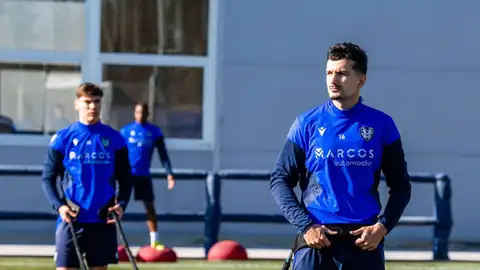 Alex Muñoz alivia la defensa del Levante UD Alex Muñoz alivia la defensa del Levante UD