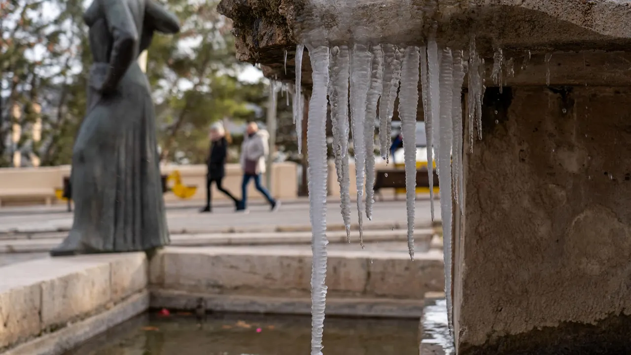 Teruel durante una mañana en la que ha habido un mínima de 6 grados bajo cero, fuerte viento, y ligeras nevadas.