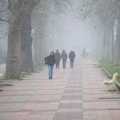 En la imagen de archivo, varias personas caminan por el campus universitario de Vitoria.