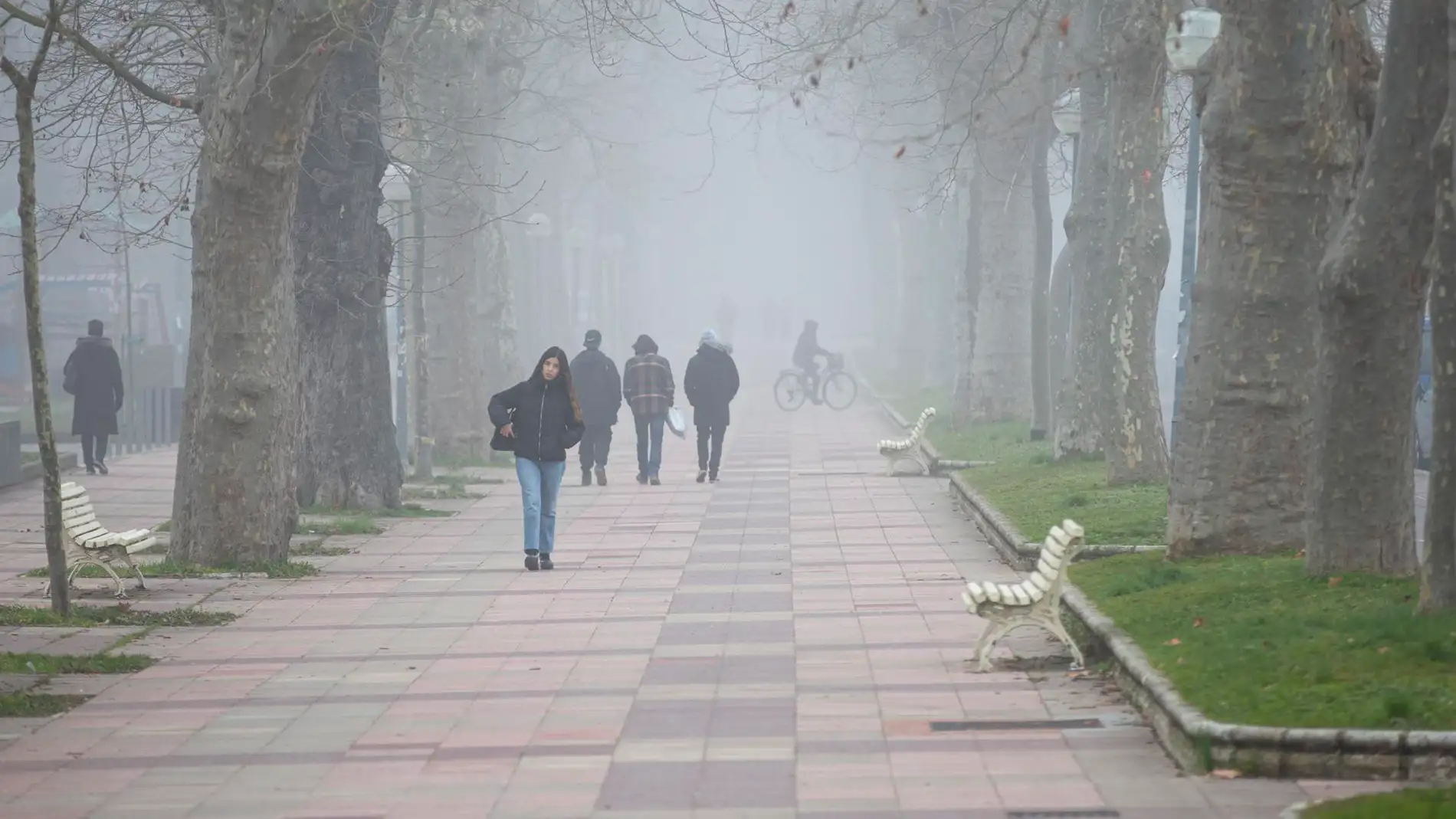 En la imagen de archivo, varias personas caminan por el campus universitario de Vitoria.