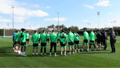 La plantilla del Elche ha guardado un minuto de silencio en memoria de Pelayo Novo