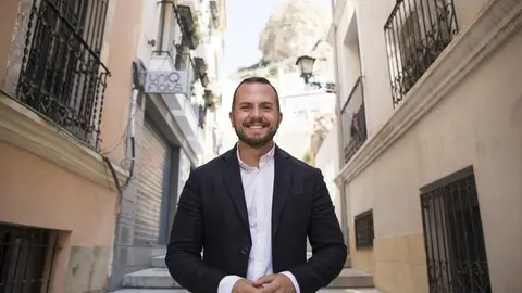Compromís Alicante elevará al pleno una iniciativa para declarar el Casco Antiguo zona acústicamente saturada Rafa Mas en el casco antiguo de Alicante
