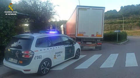 La Guardia Civil salva la vida a un transportista atrapado en su camión en el Área de Servicio de la AP-7 en Sagunto