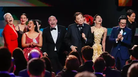 Los actores y actrices de 'Todo a la vez en todas partes' agradecen el SAG Award al Mejor Reparto Los actores y actrices de 'Todo a la vez en todas partes' agradecen el SAG Award al Mejor Reparto