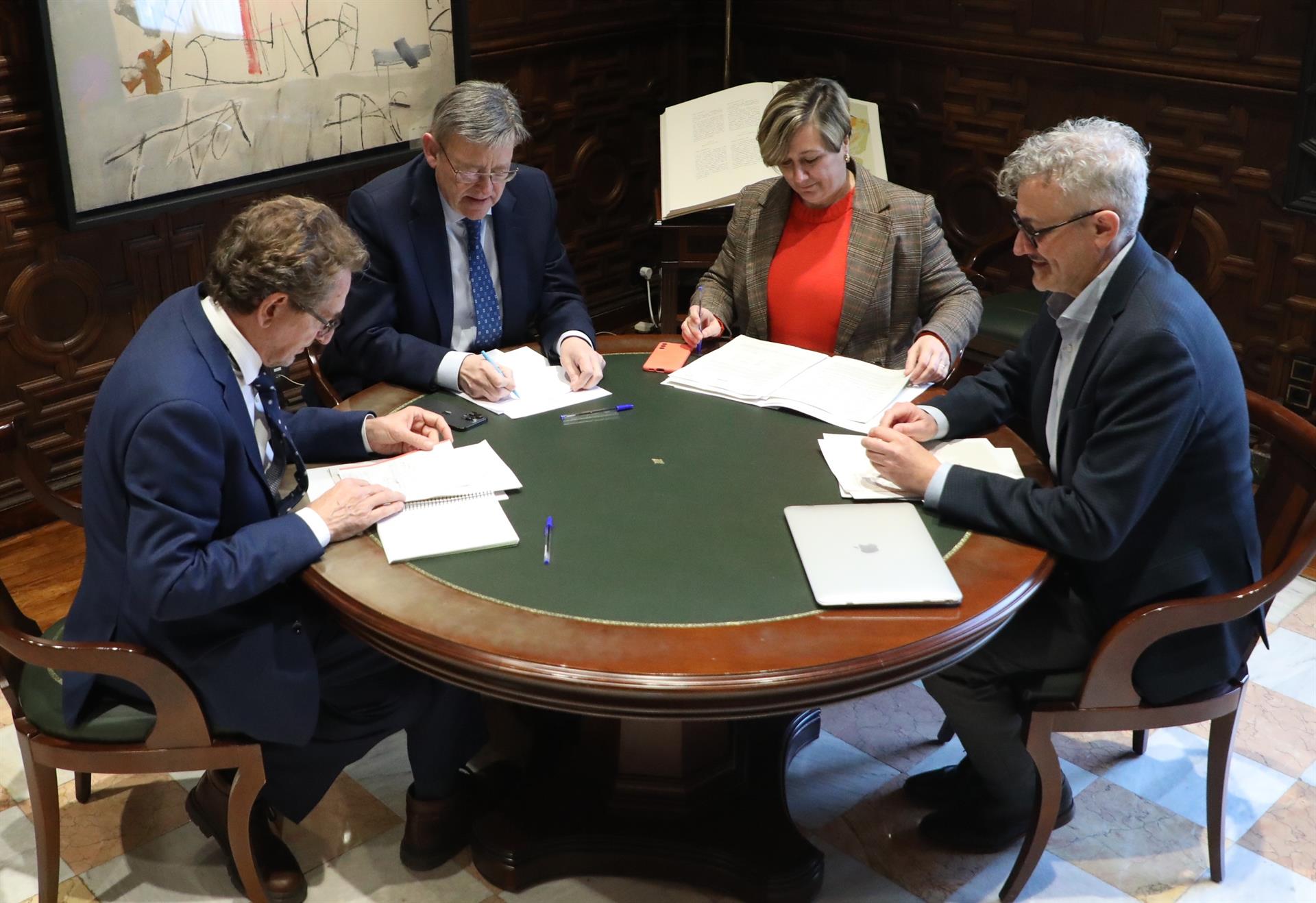 El Consell activará una unidad de atención específica y una mesa de salud mental para prevenir el suicidio en adolescentes El Consell activará una unidad de atención específica y una mesa de salud mental para prevenir el suicidio en adolescentes