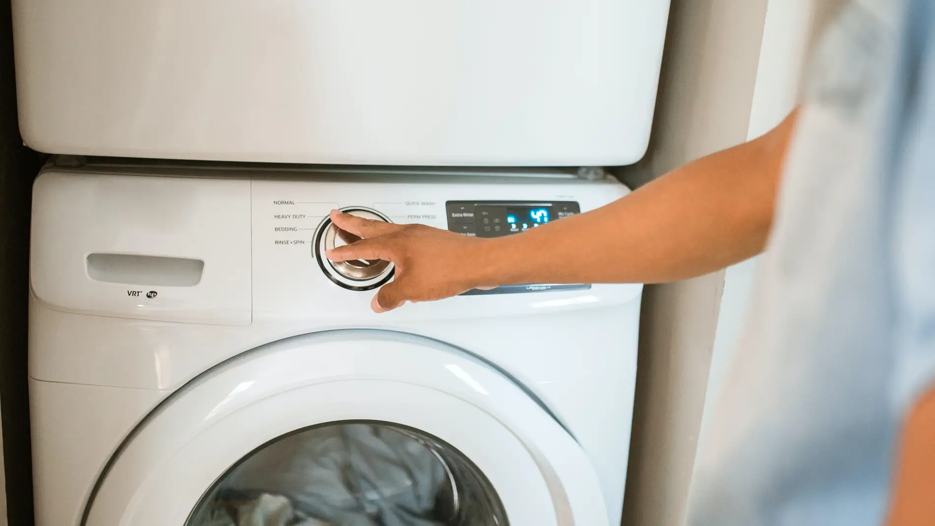 Por qué deberías meter tres bolas de papel de aluminio en tu lavadora?