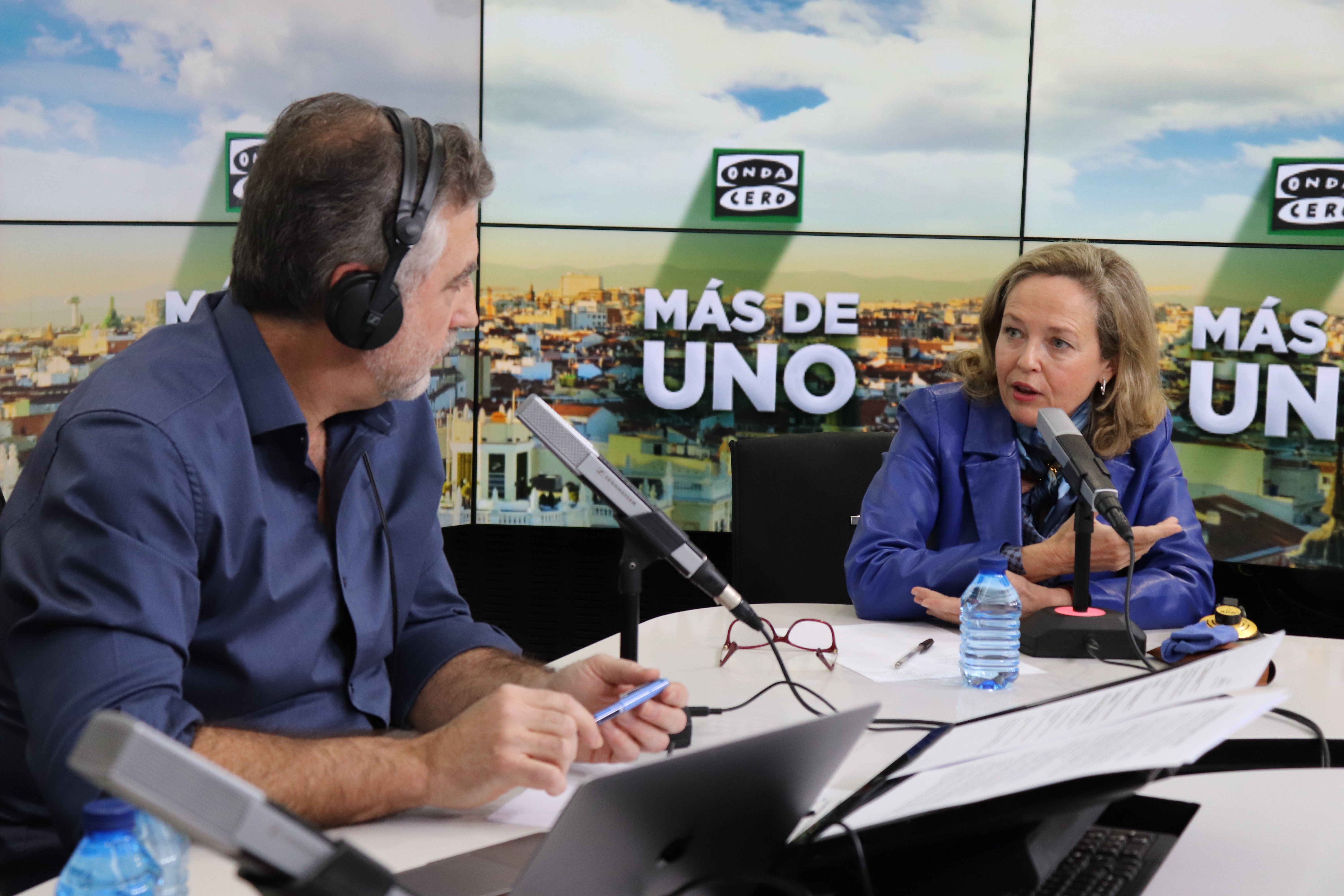 Nadia Calviño, feliz como 'tiktoker', anima a Alsina a abrirse una cuenta en esta red social Nadia Calviño, feliz como 'tiktoker', anima a Alsina a abrirse una cuenta en esta red social