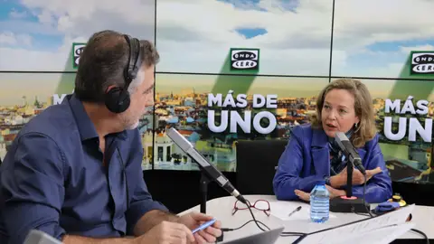 Nadia Calviño, ministra de Asuntos Económicos, con Carlos Alsina en 'Más de uno'
