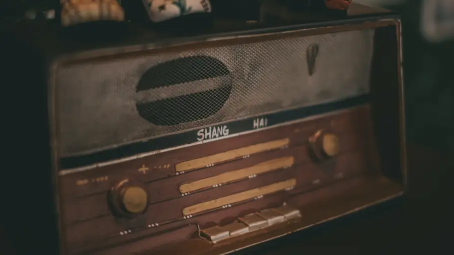 Imagen de una radio antigua ¿Cómo comenzó la publicidad en la radio?