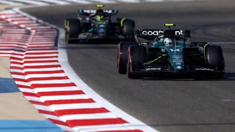Fernando Alonso y Lewis Hamilton durante los entrenamientos libres del GP Bahrein
