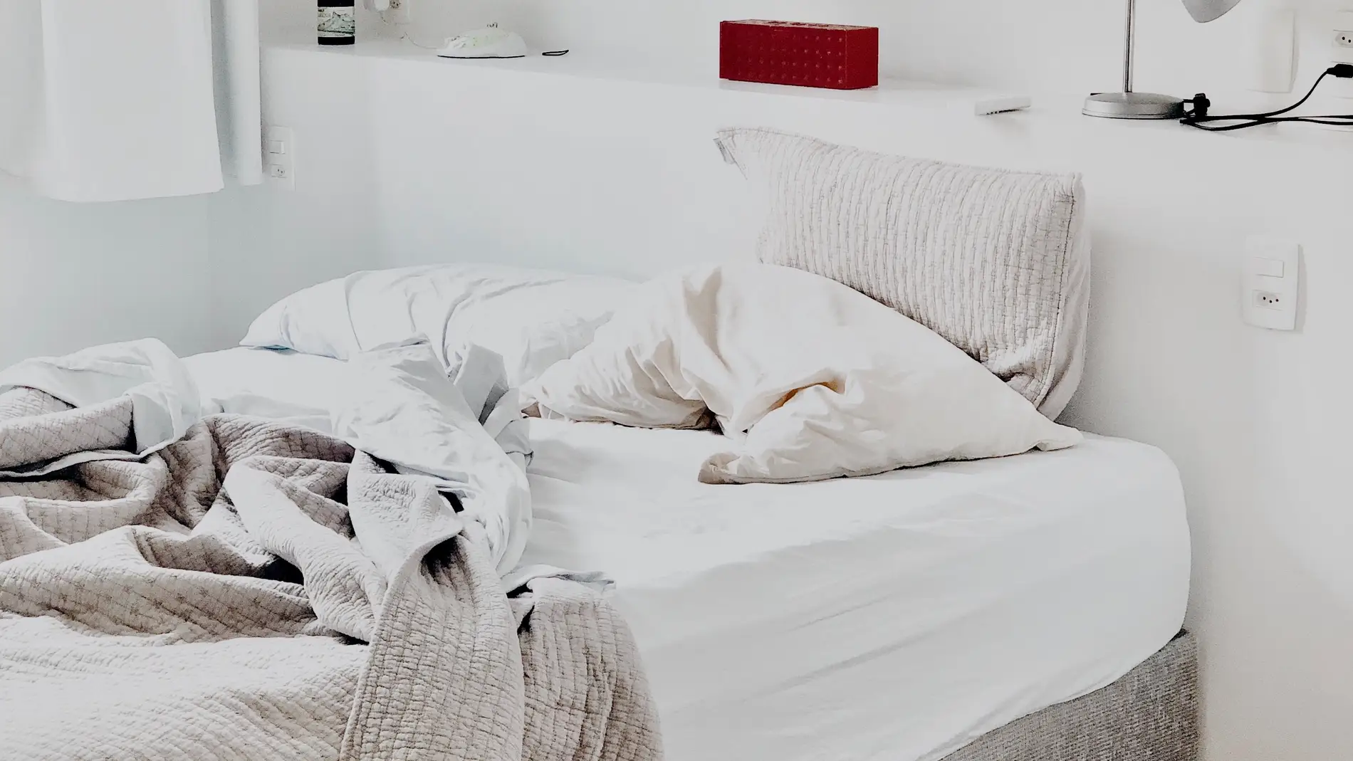Por qué nunca debes hacer la cama nada más levantarte: la ciencia lo explica