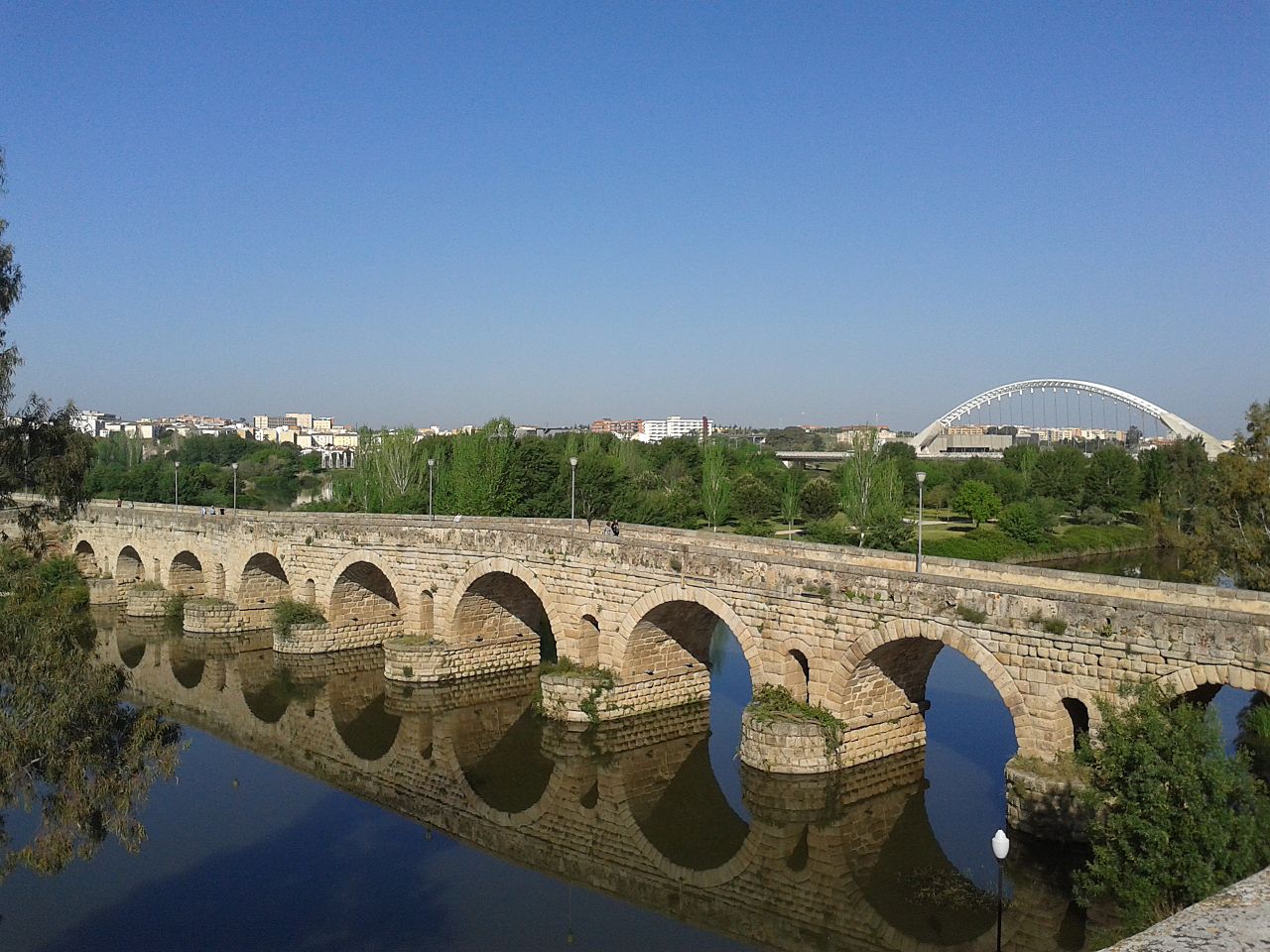 Policía Nacional salva la vida de una mujer que había caído desde el Puente Romano Policía Nacional salva la vida de una mujer que había caído desde el Puente Romano