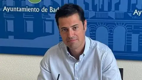 El edil Alejandro Vélez presenta una moción para que se apruebe la propuesta de la comisión para la bandera de Badajoz El edil Alejandro Vélez presenta una moción para que se apruebe la propuesta de la comisión para la bandera de Badajoz