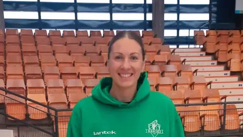 Natalie Van den Adel, capitana de Araski Natalie Van den Adel, capitana de Araski