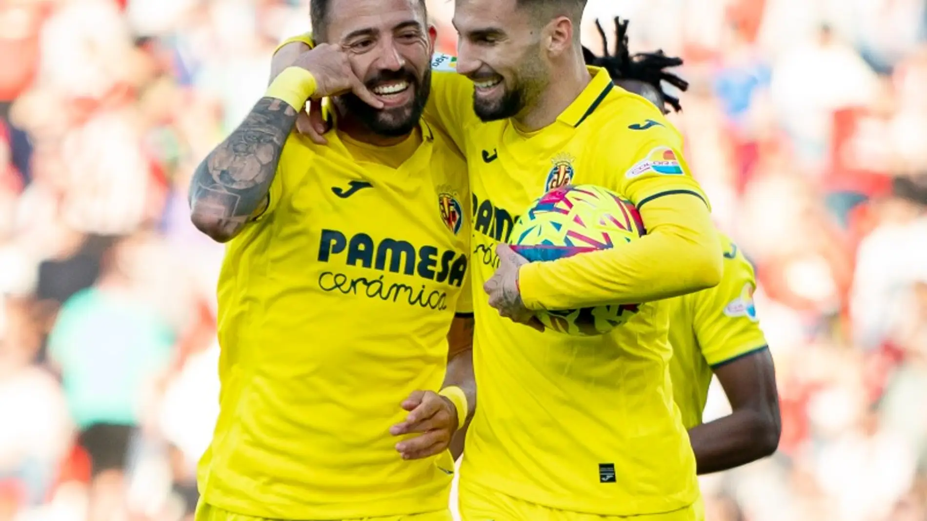 Morales y Baena celebran un gol en Almeria