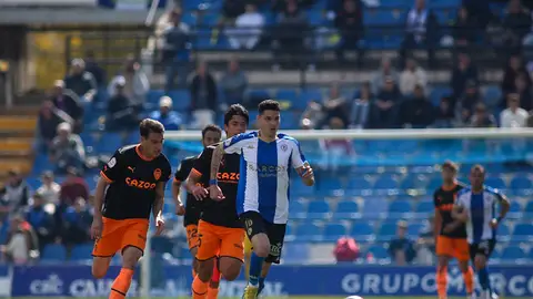 Retu conduce el balón en el partido ante el Valencia Mestalla. Retu conduce el balón en el partido ante el Valencia Mestalla.