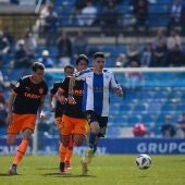 Retu conduce el balón en el partido ante el Valencia Mestalla.