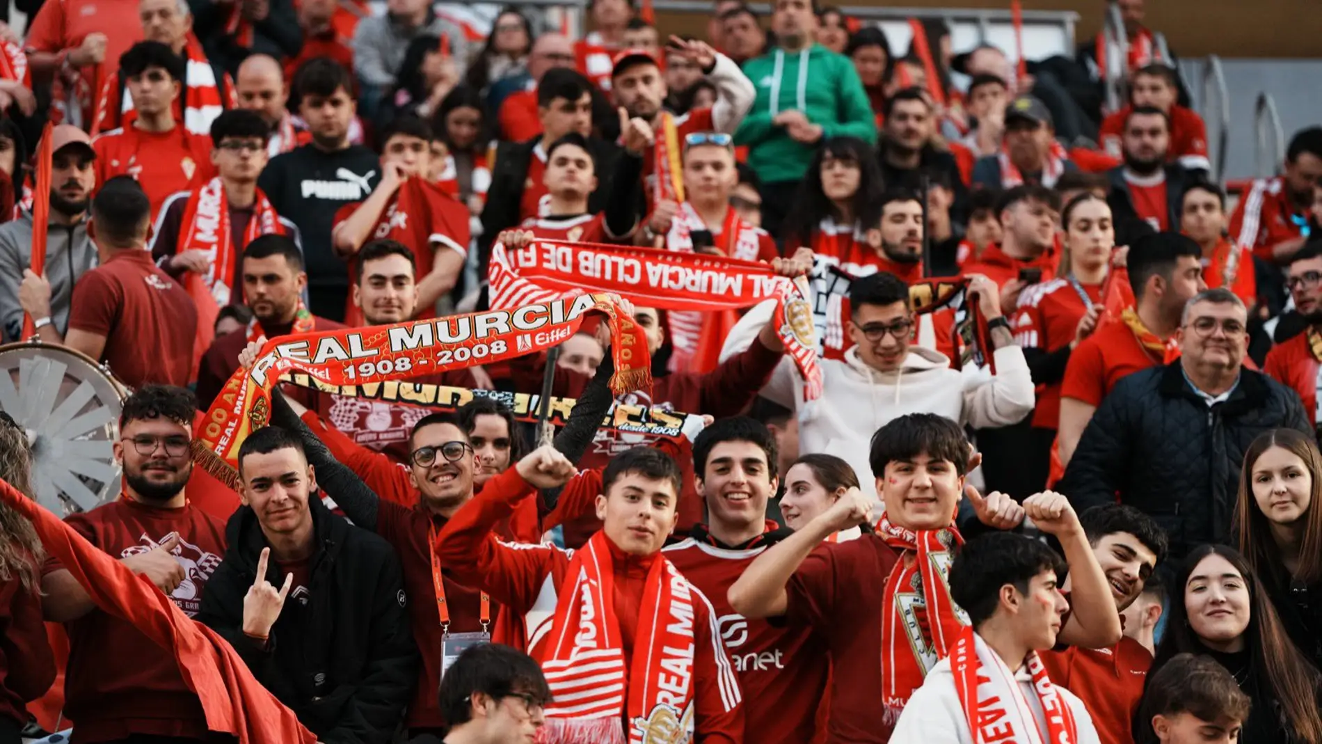 Aficionados granas en el Real Murcia - Barcelona Athlètic. Marzo 2023