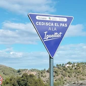Señal de ceda al paso violeta y con el eslogan "Cedemos el paso a la igualdad" Señal de ceda al paso violeta y con el eslogan "Cedemos el paso a la igualdad"