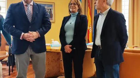 El presidente de la Cámara de Oviedo, Carlos Paniceres, la portavoz parlamentaria de IU, Ángela Vallina y el candidato de IU a la alcaldía de Oviedo, Gaspar Llamazares. - EUROPA PRESS El presidente de la Cámara de Oviedo, Carlos Paniceres, la portavoz parlamentaria de IU, Ángela Vallina y el candidato de IU a la alcaldía de Oviedo, Gaspar Llamazares. - EUROPA PRESS