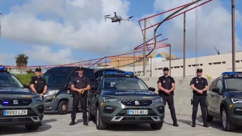 Agentes del GOIA en la presentaci&oacute;n de sus nuevos veh&iacute;culos