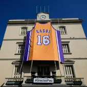 La camiseta de Gasol desplegada en su pueblo con motivo del homenaje de los Lakers La camiseta de Gasol desplegada en su pueblo con motivo del homenaje de los Lakers