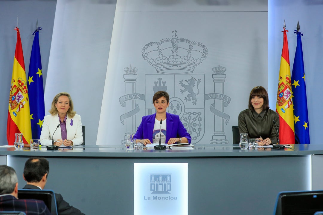 El Consejo de Ministros aprueba la ley de paridad para contrarrestar el ruido por el 'sí es sí' El Consejo de Ministros aprueba la ley de paridad para contrarrestar el ruido por el 'sí es sí'