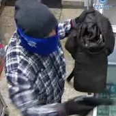 Imagen de uno de los detenidos en el momento de perpetrar un atraco Imagen de uno de los detenidos en el momento de perpetrar un atraco