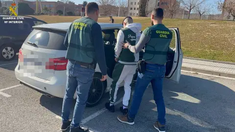 La Guardia Civil al líder de un grupo criminal por estafa bancaria a un vecino de Benifaió La Guardia Civil al líder de un grupo criminal por estafa bancaria a un vecino de Benifaió