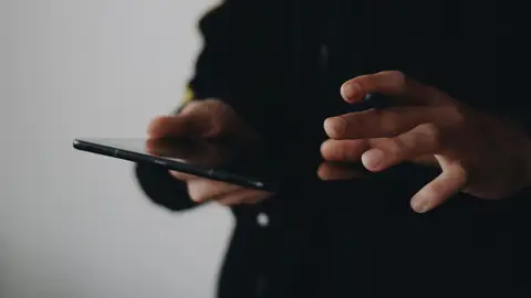 Imagen de archivo de una persona con tablet Imagen de archivo de una persona con tablet