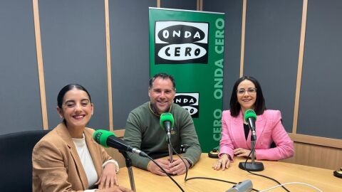 Asun Candela, David Esteve y Neus Pach&oacute;n, en los estudios de Onda Cero Alicante.