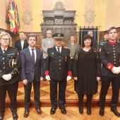 Jacobo Morlán, en el medio, ha recibido la Medalla al Mérito Profesional con distintivo rojo.