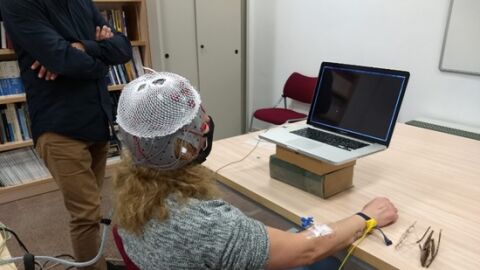 Una mujer con el dispositivo de la UMH de Elche para medir patrones cerebrales.