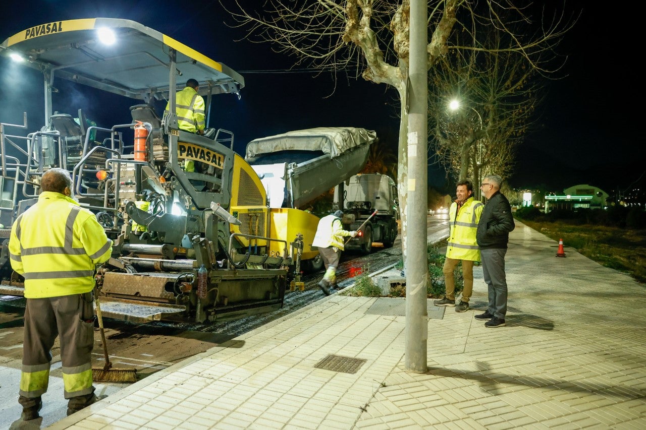 El Ayuntamiento de L'Alfàs del Pi asfalta de madrugada la Media Legua El Ayuntamiento de L'Alfàs del Pi asfalta de madrugada la Media Legua