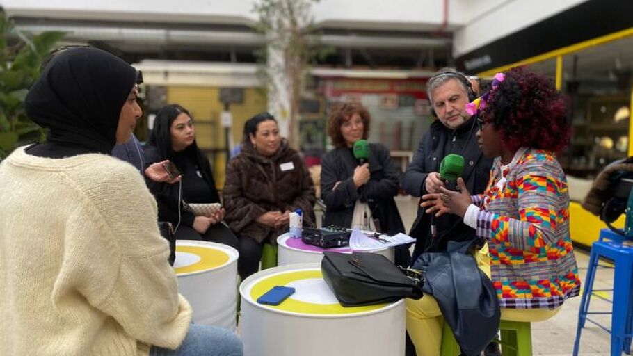 Cinco mujeres de tres nacionalidades diferentes en el mercado de San Fernando 