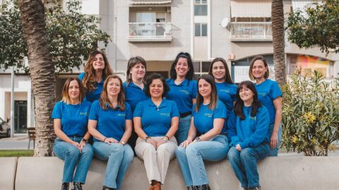Natalia Almendros Quilez con parte de las mujeres que integran la plantilla de Demesol