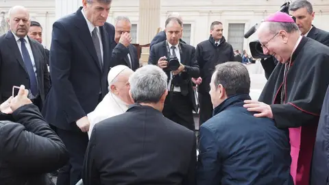 El papa Francisco, junto al presidente de la Junta de Cofradías y el obispo de Cuenca en 2023 El papa Francisco, junto al presidente de la Junta de Cofradías y el obispo de Cuenca en 2023