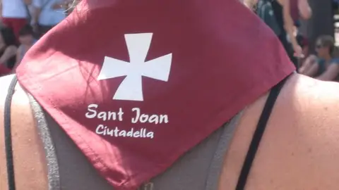 Las fiestas de Sant Joan son las únicas en la isla que no permiten la participación de mujeres. Las fiestas de Sant Joan son las únicas en la isla que no permiten la participación de mujeres.