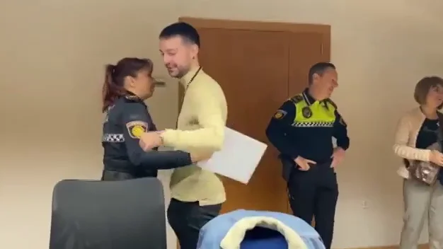 Un joven se reencuentra después de 20 años con los agentes de la Policía Local de València que evitaron que su padre le asesinara Un joven se reencuentra después de 20 años con los agentes de la Policía Local de València que evitaron que su padre le asesinara