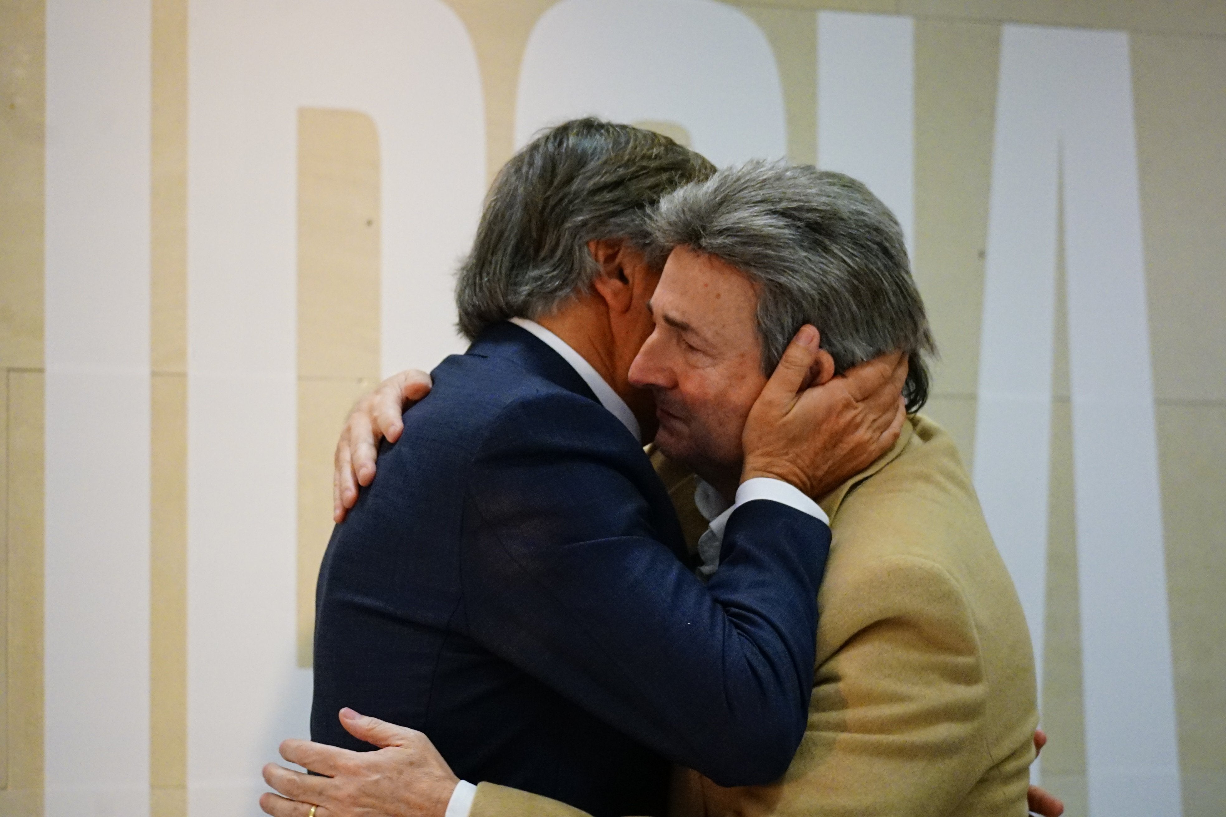 Agustín Ramos rompe a llorar después de la Junta de accionistas del Real Murcia Agustín Ramos rompe a llorar después de la Junta de accionistas del Real Murcia