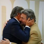 Agustín Ramos y Felipe Moreno se abrazan.