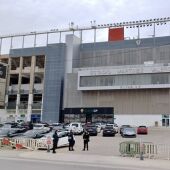 Agentes de seguridad privada, contratados por el Elche, en el acceso al aparcamiento del Martínez Valero para impedir que se instale el Mercadillo del estadio