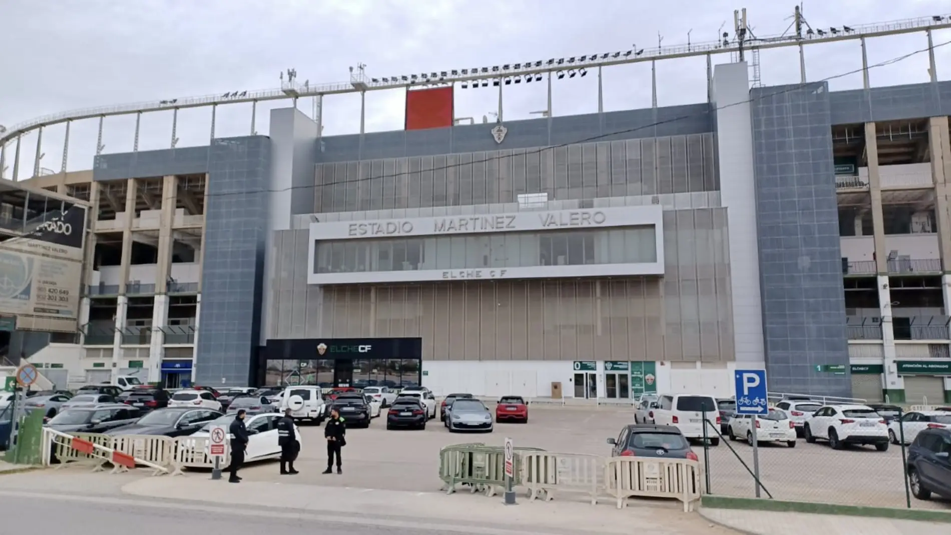 Agentes de seguridad privada, contratados por el Elche, en el acceso al aparcamiento del Martínez Valero para impedir que se instale el Mercadillo del estadio