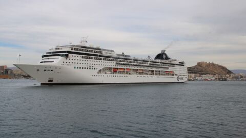 Uno de los cruceros que atracan en el Puerto de Alicante 