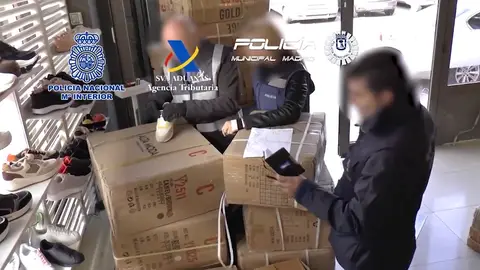 Agentes de la Policía Nacional e inspectores de la Agencia Tributaria en la operación contra las falsificaciones. Agentes de la Policía Nacional e inspectores de la Agencia Tributaria en la operación contra las falsificaciones.