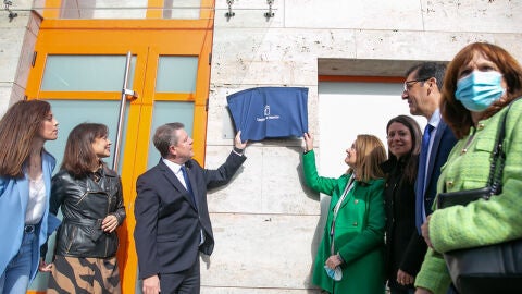 García-Page ha descubierto la placa de la inauguración de la reforma del Centro de Día de Alzheimer