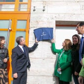 García-Page ha descubierto la placa de la inauguración de la reforma del Centro de Día de Alzheimer